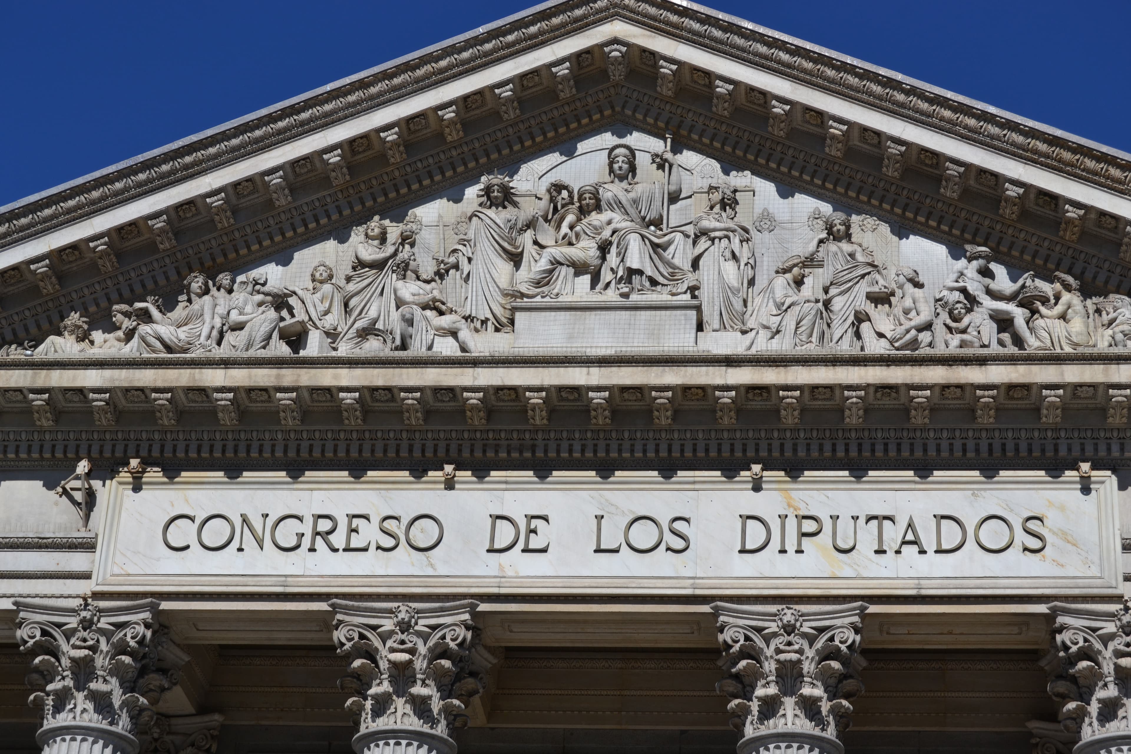 Frontón y fachada del Congreso de los Diputados en Madrid